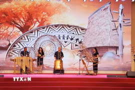 Biểu diễn nhạc cụ dân tộc truyền thống tại sự kiện kết nối du lịch do Sở Văn hóa, Thể thao và Du lịch tỉnh Lâm Đồng tổ chức góp phần gìn giữ bản sắc văn hóa và phát triển du lịch. (Ảnh: Nguyễn Huy Thành/TTXVN)