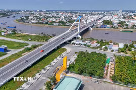 Cầu Trần Hoàng Na bắc qua sông Cần Thơ. (Ảnh: Thanh Liêm/TTXVN)