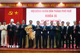 Tặng hoa chúc mừng Chủ tịch, các Phó Chủ tịch, Ủy viên UBND thành phố Huế nhiệm kỳ 2026-2031. (Ảnh: Nguyên Lý/TTXVN)