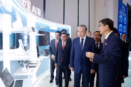Tổng Bí thư, Chủ tịch nước Tô Lâm nghe giới thiệu về Trung tâm hợp tác ứng dụng AI Trung Quốc- ASEAN. (Ảnh: Thống Nhất/TTXVN)