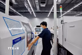 Nhiều doanh nghiệp hoạt động trong khu Công nghệ cao Đà Nẵng ưu tiên ứng dụng khoa học công nghệ vào sản xuất. (Ảnh: Hải Âu/TTXVN)