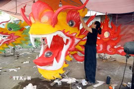 Các mô hình đèn Trung Thu khổng lồ dần được hoàn thiện để trình diễn trong Lễ hội Thành Tuyên năm 2025. (Ảnh: Quang Cường/TTXVN)
