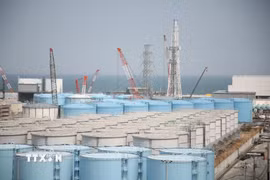 Các bể chứa nước thải nhiễm xạ tại nhà máy điện hạt nhân Fukushima Daiichi ở Okuma, tỉnh Fukushima, Nhật Bản. (Ảnh: Kyodo/TTXVN)
