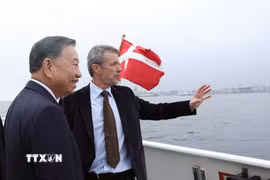 Nhà Vua Đan Mạch Frederik X giới thiệu với Tổng Bí thư, Chủ tịch nước Tô Lâm về dự án đảo nhân tạo Lynetteholm trong hành trình trên tàu ra thăm đảo. (Ảnh: Thống Nhất/TTXVN)