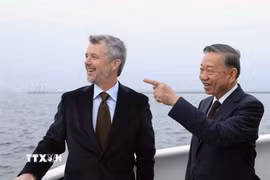 Tổng Bí thư, Chủ tịch nước Tô Lâm và Nhà Vua Đan Mạch Frederik X trên tàu ra thăm đảo nhân tạo Lynetteholm. (Ảnh: Thống Nhất/TTXVN)
