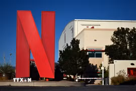 Biểu tượng của Công ty dịch vụ truyền hình trực tuyến Netflix tại studios ở Albuquerque, New Mexico, Mỹ. (Ảnh: AFP/TTXVN)