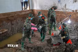 Đội tìm kiếm, quy tập hài cốt liệt sỹ lâm thời của thành phố Cần Thơ làm nhiệm vụ tìm kiếm hài cốt liệt sỹ tại xã Thới Lai. (Ảnh: Thanh Liêm/TTXVN)