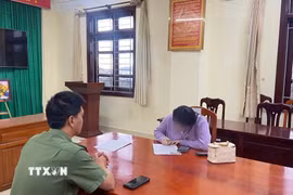 Cơ quan Công an tỉnh Lâm Đồng làm việc với 1 trong 6 trường hợp thông tin sự thật trên mạng xã hội về tình hình thiên tai tại Lâm Đồng. (Ảnh: TTXVN phát)