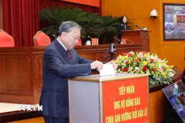 Tổng Bí thư Tô Lâm quyên góp ủng hộ đồng bào chịu ảnh hưởng bởi bão lũ lụt. (Ảnh: Phương Hoa/TTXVN)