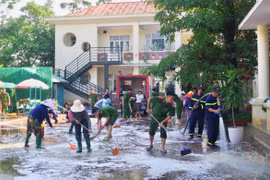 Lực lượng Công an phối hợp với cán bộ giáo viên của Trường mầm non Nam Phương Tiến dọn dẹp và khử khuẩn trường lớp. (Nguồn: Cổng thông tin điện tử Công an thành phố Hà Nội)