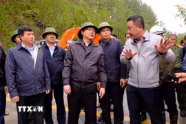 Phó Thủ tướng Hồ Quốc Dũng cùng đoàn công tác kiểm tra thực tế tại hiện trường sạt lở tuyến đèo Mimosa (một trong những cửa ngõ của Đà Lạt, Lâm Đồng). (Ảnh: Nguyễn Dũng/TTXVN)