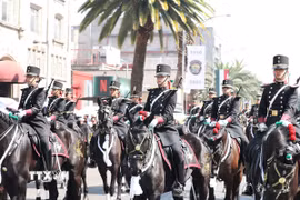 Đoàn diễu hành mô phỏng trang phục của lực lượng Cách mạng Mexico giai đoạn đầu thế kỷ 20. (Ảnh: Phi Hùng/TTXVN)