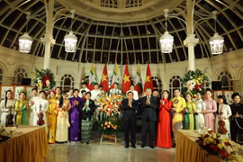 Tổng Bí thư, Chủ tịch nước Tô Lâm và Phu nhân Ngô Phương Ly; Tổng thống Cộng hòa Liên bang Myanmar Min Aung Hlaing và Phu nhân Kyu Kyu Hla với các nghệ sỹ biểu diễn tại tiệc chiêu đãi. (Ảnh: Thống Nhất/TTXVN)
