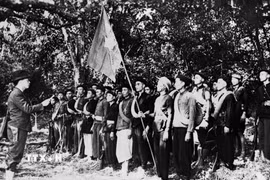 Ngày 22/12/1944, Ðội Việt Nam Tuyên truyền Giải phóng quân ra đời, tiền thân của Quân đội Nhân dân Việt Nam ngày nay, tạo ra một cục diện mới trên mặt trận đấu tranh vũ trang cách mạng. Trong ảnh: Đội Việt Nam tuyên truyền giải phóng quân được thành lập ở Cao Bằng do đồng chí Võ Nguyên Giáp làm chỉ huy (22/12/1944). (Ảnh: TTXVN)
