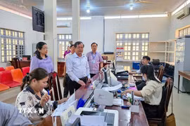 Lãnh đạo tỉnh Tây Ninh kiểm tra, đánh giá hoạt động tiếp nhận, giải quyết thủ tục hành chính tại cơ sở, bảo đảm bộ máy chính quyền địa phương vận hành thông suốt. (Ảnh: Minh Phú/TTXVN)