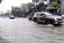 Đường Lê Duẩn, phường Thành Sen (Hà Tĩnh) bị ngập do mưa lớn. (Ảnh: Công Tường/TTXVN)