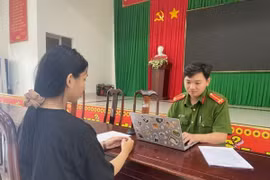 Em T. trao đổi với cơ quan chức năng về sự việc em bị lừa “bắt cóc online.” (Ảnh: Công an cung cấp)
