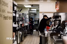 Nhân viên làm việc tại một cửa hàng ở New York, Mỹ. (Ảnh: THX/TTXVN phát)