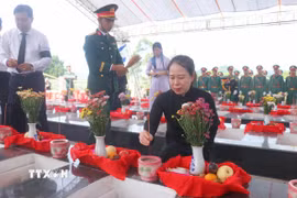 Phó Chủ tịch nước Võ Thị Ánh Xuân dâng hương tại các phần mộ của Anh hùng liệt sỹ quân tình nguyện và chuyên gia Việt Nam yên nghỉ tại nghĩa trang Liệt sỹ Dốc Bà Đắc (phường Thới Sơn, tỉnh An Giang). (Ảnh: Công Mạo/TTXVN)