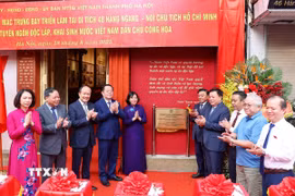 Ông Trần Cẩm Tú, Ủy viên Bộ Chính trị, Thường trực Ban Bí thư, cùng các đại biểu thực hiện nghi thức mở biển tại Ngôi nhà số 48 Hàng Ngang - nơi Bác Hồ khởi thảo “Tuyên ngôn Độc lập.” (Ảnh: Thanh Tùng/TTXVN)