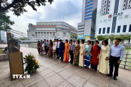 Cán bộ, nhân viên Đại sứ quán Việt Nam và cộng đồng tưởng nhớ công ơn Chủ tịch Hồ Chí Minh nhân kỷ niệm 81 năm Quốc khánh. (Ảnh: Đỗ Vân/TTXVN)