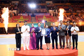 Tổ chức Kỷ lục Guinness Thế giới trao giấy công nhận kỷ lục “Giải pickleball có nhiều quốc tịch tham dự nhất,” được xác lập tại Đà Nẵng ngày 2/9/2026 cho Ban tổ chức Giải tại lễ khai mạc. (Ảnh: Trần Lê Lâm/TTXVN)