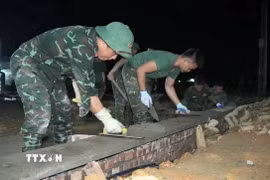 Cán bộ chiến sỹ thi công thần tốc vượt thời gian xây nhà dành cho người dân vùng lũ Mường Than, Lai Châu. (Ảnh: Quý Trung/TTXVN)