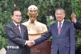 Tổng Bí thư Tô Lâm và ông Jo Yong Won, Ủy viên Thường vụ Bộ Chính trị, Bí thư Trung ương Đảng, Trưởng Ban Tổ chức Trung ương Đảng Lao động Triều Tiên, tại Tượng đài Chủ tịch Hồ Chí Minh. (Ảnh: Thống Nhất/TTXVN)