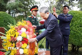 Tổng Bí thư Tô Lâm đặt lẵng hoa tại Tượng đài Chủ tịch Hồ Chí Minh. (Ảnh: Thống Nhất/TTXVN)