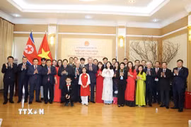 Tổng Bí thư Tô Lâm với cán bộ, nhân viên Đại sứ quán Việt Nam tại Triều Tiên. (Ảnh: Thống Nhất/TTXVN)