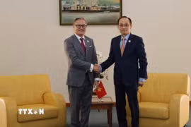 Ủy viên Bộ Chính trị, Bộ trưởng Ngoại giao Lê Hoài Trung tiếp xúc song phương với Phó Thủ tướng kiêm Bộ trưởng Ngoại giao Lào Thongsavan Phomvihane bên lề Hội nghị Bộ trưởng Ngoại giao ASEAN-EU lần thứ 25 (AEMM 25) tại Brunei. (Ảnh: Bùi Hoàn/TTXVN)