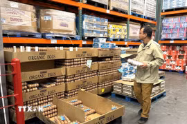 Người dân chọn mua trứng tại một siêu thị ở bang Maryland. (Ảnh: Đoàn Hùng/TTXVN)