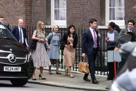Phái đoàn đàm phán của hai nước có mặt tại lối vào Lancaster House ở London. (Nguồn: Reuters)