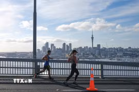 Người dân chạy bộ thể dục tại Auckland, New Zealand. (Ảnh: THX/TTXVN)