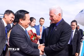 Ông Nguyễn Xuân Thắng, Ủy viên Bộ Chính trị, Giám đốc Học viện Chính trị quốc gia Hồ Chí Minh, Chủ tịch Hội đồng Lý luận Trung ương, đón Bí thư Thứ nhất, Chủ tịch nước Cuba Miguel Díaz-Canel Bermúdez và Phu nhân tại Sân bay quốc tế Nội Bài. (Ảnh: Văn Điệp/TTXVN)