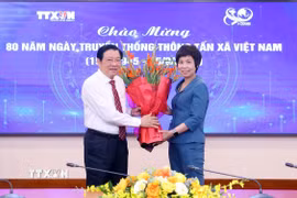 Trưởng Ban Nội chính Trung ương Phan Đình Trạc tặng hoa chúc mừng 80 năm Ngày truyền thống Thông tấn xã Việt Nam (15/9/1945-15/9/2025). (Ảnh: Phạm Kiên/TTXVN)