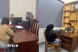 Hai cá nhân lan truyền thông tin sai sự thật trên mạng xã hội về vụ việc trên làm việc tại cơ quan Công an. (Ảnh: TTXVN phát)