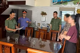 Ông Nguyễn Văn Đông (áo caro) bị tạm giam để điều tra vụ án nhận hối lộ. (Ảnh: Viện Kiểm sát Nhân dân tỉnh Quảng Trị)