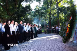 Thủ tướng Lê Minh Hưng dâng hoa, dâng hương tại Tượng đài Cố Tổng Bí thư Trần Phú. (Ảnh: Dương Giang/TTXVN)