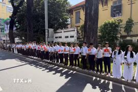 Đông đảo các tầng lớp nhân dân đứng dọc hai bên đường tiễn đưa, tưởng nhớ các Anh hùng liệt sỹ được quy tập tại Công viên Lê Thị Riêng về nơi an táng. (Ảnh: Trung Tuyến/TTXVN)