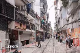 Khoảng 60 hộ kinh doanh lấn chiếm hành lang an toàn đường sắt để buôn bán tại khu “càphê đường tàu” trong thời gian dài. (Ảnh: Phan Phương/TTXVN)