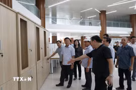 Phó Thủ tướng Chính phủ Lê Thành Long kiểm tra thực tế tiến độ xây dựng Cơ sở 2 của Bệnh viện Bạch Mai và Bệnh viện Hữu nghị Việt Đức tại Ninh Bình. (Ảnh: Thanh Tuấn/TTXVN)