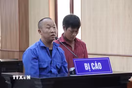 Hai bị cáo trong vụ án là Lê Văn Hỡi và Lê Văn Âu. (Ảnh: Huỳnh Sơn/TTXVN)