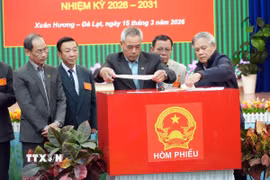 Các thành viên khu vực bỏ phiếu số 21, phường Xuân Hương-Đà Lạt làm thủ tục niêm phong hòm phiếu trong Lễ khai mạc kỳ bầu cử. (Ảnh Chu Quốc Hùng/TTXVN)