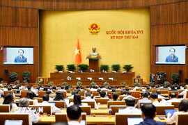 Bộ trưởng Bộ Tư pháp Hoàng Thanh Tùng, thừa ủy quyền của Thủ tướng Chính phủ trình bày Tờ trình về dự án Luật Nhà ở (sửa đổi). (Ảnh: Doãn Tấn/TTXVN)