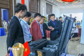 Các đại biểu tham dự Tuần lễ số Quốc tế Việt Nam 2025 tìm hiểu các thành tựu công nghệ số. (Ảnh: Công Luật/TTXVN)