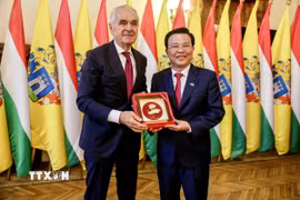 Ông Nguyễn Thanh Hải, Phó Bí thư Tỉnh ủy Tây Ninh, tặng quà cho thị trưởng thành phố Kaposvar. (Ảnh: TTXVN phát)
