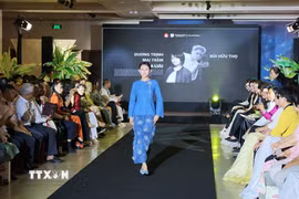 Sự gặp gỡ giữa hiện vật lịch sử và thiết kế đương đại tại chương trình cho thấy chiếc áo bà ba vẫn là nguồn cảm hứng sáng tạo. (Ảnh: Hữu Duyên/TTXVN