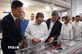 Đại sứ Việt Nam tại Cuba Lê Quang Long (thứ 3, từ trái sang) và Bộ trưởng Bruno Rodríguez (thứ 2, từ trái sang) thăm không gian ảnh về quan hệ Việt Nam-Cuba. (Ảnh: Việt Hùng/TTXVN)