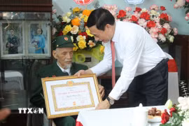 Đại tướng Phan Văn Giang, Ủy viên Bộ Chính trị, Phó Thủ tướng Chính phủ, Bộ trưởng Bộ Quốc phòng, trao tặng Huy hiệu 80 năm tuổi Đảng cho đảng viên Nguyễn Thuận An. (Ảnh: Quang Duy/TTXVN)